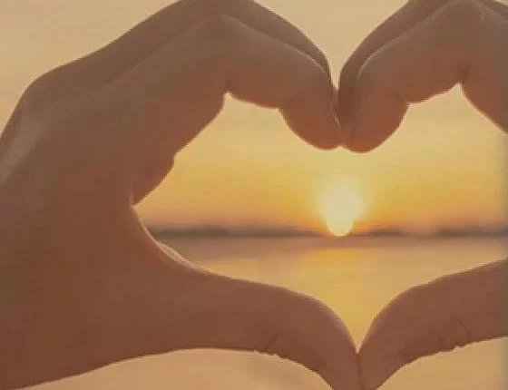 暮光皂語情境視覺：沙灘夕陽前比愛心手勢