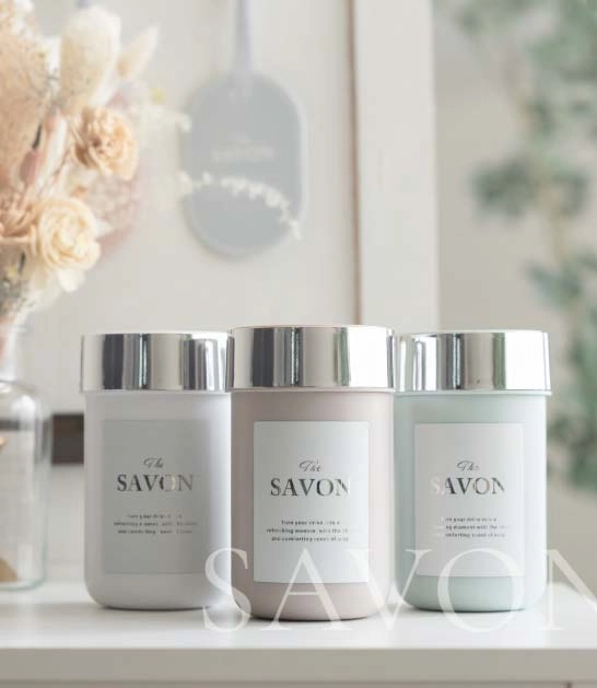 Airs the Savon 三款香氛罐並排於白色置物架情境照